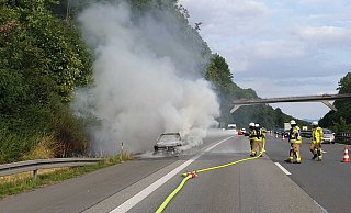 Mit Löschwasser und Schaummittel bekämpften am Sonntagabend Einsatzkräfte des Löschzuges West der Warburger Feuerwehr einen Pkw-Brand auf der A44. - FFW Warburg Mit Löschwasser und Schaummittel bekämpften am Sonntagabend Einsatzkräfte des Löschzuges West der Warburger Feuerwehr einen Pkw-Brand auf der A44. - FFW Warburg
