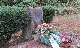 Der Gedenkstein im Solling ist ein Ort des Innehaltes und Erinnerns an den brutalen Polizisten-Doppelmord. - Polizei Holzminden Der Gedenkstein im Solling ist ein Ort des Innehaltes und Erinnerns an den brutalen Polizisten-Doppelmord. - Polizei Holzminden