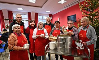 Slowodanka Arnold (v. l.), Alexander Fischer, Heidrun Larusch-Gettings, Christa Tiller, Manfred Jouliet, Martina Handermann, Monika Treidler und Edith Kanand sind auf ihre Gäste vorbereitet. Foto: Simone Kube - Simone Kube Slowodanka Arnold (v. l.), Alexander Fischer, Heidrun Larusch-Gettings, Christa Tiller, Manfred Jouliet, Martina Handermann, Monika Treidler und Edith Kanand sind auf ihre Gäste vorbereitet. Foto: Simone Kube - Simone Kube