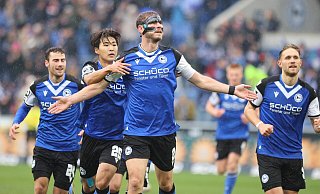 Arminia-Kapitän Fabian Klos (M.) und Kaito Mizuta bejubeln ihre Coproduktion zum 1:0-Führungstreffer. - Oliver Krato Arminia-Kapitän Fabian Klos (M.) und Kaito Mizuta bejubeln ihre Coproduktion zum 1:0-Führungstreffer. - Oliver Krato