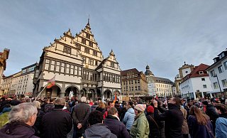 Auf dem Paderborner Rathausplatz kamen mehr als 800 Menschen zusammen, um ein Zeichen gegen Rassismus und Rechtsextremismus zu setzen. - Viktoria Bartsch Auf dem Paderborner Rathausplatz kamen mehr als 800 Menschen zusammen, um ein Zeichen gegen Rassismus und Rechtsextremismus zu setzen. - Viktoria Bartsch
