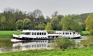Das Flusskreuzfahrtschiff Liberté auf der Weser bei Höxter. - Simone Flörke Das Flusskreuzfahrtschiff Liberté auf der Weser bei Höxter. - Simone Flörke
