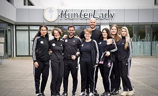 Die Geschäftsführer des Studios, Christiane und David Hunter (links) mit ihrem Team. - Peter Unger Die Geschäftsführer des Studios, Christiane und David Hunter (links) mit ihrem Team. - Peter Unger