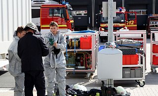 Zunächst gingen die Einsatzkräfte der Feuerwehr von einer unbekannten Flüssigkeit aus. Erst später sei bekannt geworden, dass es sich dabei um Desinfektionsmittel gehandelt habe. - Symbolfoto: Jens Reichenbach Zunächst gingen die Einsatzkräfte der Feuerwehr von einer unbekannten Flüssigkeit aus. Erst später sei bekannt geworden, dass es sich dabei um Desinfektionsmittel gehandelt habe. - Symbolfoto: Jens Reichenbach