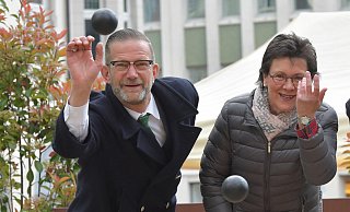 Wünscht sich neuen Schwung fürs Stadtmarketing: Gabriele Conert beim Boulespiel während des „Gütersloher Frühlings“ mit GTM-Geschäftsführer Jan-Erik Weinekötter. Archivfoto: Jens Dünhölter - Jens Dünhölter Wünscht sich neuen Schwung fürs Stadtmarketing: Gabriele Conert beim Boulespiel während des „Gütersloher Frühlings“ mit GTM-Geschäftsführer Jan-Erik Weinekötter. Archivfoto: Jens Dünhölter - Jens Dünhölter