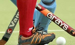 So massiv sind herkömmliche Hockeyschläger beschaffen. Der Jugendliche Täter schlug damit so hart zu, dass er zerbrach. - Symbolfoto: picture alliance / dpa So massiv sind herkömmliche Hockeyschläger beschaffen. Der Jugendliche Täter schlug damit so hart zu, dass er zerbrach. - Symbolfoto: picture alliance / dpa