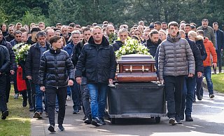 Zu der Beerdigung von Besar Nimani sind schätzungsweise mehr als 1.000 Personen gekommen. - Andreas Zobe Zu der Beerdigung von Besar Nimani sind schätzungsweise mehr als 1.000 Personen gekommen. - Andreas Zobe