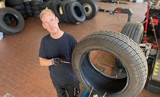 In vielen Fällen können Pkw-Reifen mit Stichverletzungen in einem qualifiziertem Fachbetrieb repariert werden. Der 26-jährige Tobias Löwe kümmert sich beim Gütersloher Unternehmen Reifen Kamps um die sogenannte Vulkanisation. - Christian Bröder In vielen Fällen können Pkw-Reifen mit Stichverletzungen in einem qualifiziertem Fachbetrieb repariert werden. Der 26-jährige Tobias Löwe kümmert sich beim Gütersloher Unternehmen Reifen Kamps um die sogenannte Vulkanisation. - Christian Bröder