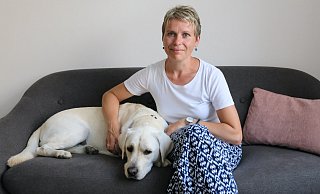 Kinder- und Jugendcoach Marion Giesbrecht mit "Barney", dem vierjährigen Therapie-Begleithund. Der Labradorrüde spielt eine wichtige Rolle während ihrer Arbeit mit Kindern und Jugendlichen. - Heike von Schulz Kinder- und Jugendcoach Marion Giesbrecht mit "Barney", dem vierjährigen Therapie-Begleithund. Der Labradorrüde spielt eine wichtige Rolle während ihrer Arbeit mit Kindern und Jugendlichen. - Heike von Schulz
