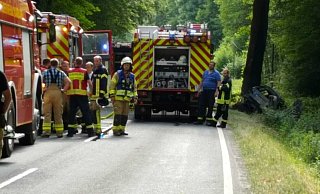 Der Wagen prallte aus bislang ungeklärter Ursache vor einen Baum. - Dieter Scholz Der Wagen prallte aus bislang ungeklärter Ursache vor einen Baum. - Dieter Scholz