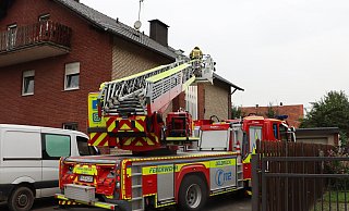 Mit der Drehleiter rettete die Delbrücker Feuerwehr einen Mann glitschigen Dach eines Mehrfamilienhauses. Er hatte versucht, von einem Dachfenster zum nächsten zu klettern, um in seine Wohnung zu gelangen. - Feuerwehr Mit der Drehleiter rettete die Delbrücker Feuerwehr einen Mann glitschigen Dach eines Mehrfamilienhauses. Er hatte versucht, von einem Dachfenster zum nächsten zu klettern, um in seine Wohnung zu gelangen. - Feuerwehr