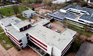 Die Anmeldungen zur fünften Klasse übersteigen die Kapazitäten der Realschule Bünde-Nord (links). Zusammen mit dem Freiherr-vom-Stein-Gymnasium und der Erich-Kästner-Gesamtschule bildet die Realschule das Schulzentrum Nord. - Gerald Dunkel Die Anmeldungen zur fünften Klasse übersteigen die Kapazitäten der Realschule Bünde-Nord (links). Zusammen mit dem Freiherr-vom-Stein-Gymnasium und der Erich-Kästner-Gesamtschule bildet die Realschule das Schulzentrum Nord. - Gerald Dunkel
