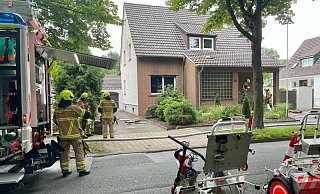 Feuerwehrleute löschten den Brand an der Fürstenallee rasch ab. - Ralph Meyer Feuerwehrleute löschten den Brand an der Fürstenallee rasch ab. - Ralph Meyer