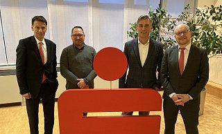 Der Bürgermeister der Stadt Vlotho, Rocco Wilken (2.v.r.), wurde zum Verbandsvorsteher und das Vlothoer Ratsmitglied Christian Wömpner (2.v.l.) zum Vorsitzenden der Verbandsversammlung der Sparkasse Herford gewählt. Vorstand Horst Prüßmeier (l.) und Thorsten Gerhold, stellvertretendes Vorstandsmitglied, gratulieren. - Sparkasse Herford Der Bürgermeister der Stadt Vlotho, Rocco Wilken (2.v.r.), wurde zum Verbandsvorsteher und das Vlothoer Ratsmitglied Christian Wömpner (2.v.l.) zum Vorsitzenden der Verbandsversammlung der Sparkasse Herford gewählt. Vorstand Horst Prüßmeier (l.) und Thorsten Gerhold, stellvertretendes Vorstandsmitglied, gratulieren. - Sparkasse Herford