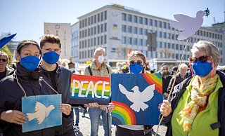 Fahnen, Banner und handgemalte Plakate brachten die Demonstranten mit zum Ostermarsch für Ostwestfalen-Lippe. - Oliver Krato Fahnen, Banner und handgemalte Plakate brachten die Demonstranten mit zum Ostermarsch für Ostwestfalen-Lippe. - Oliver Krato