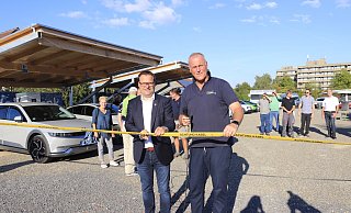 Bürgermeister Lars Bökenkröger (l.) und Geschäftsführer Oliver Wessel eröffneten am vergangenen Freitag den Ladepark an der Bültestraße. - Amelie Halstenberg Bürgermeister Lars Bökenkröger (l.) und Geschäftsführer Oliver Wessel eröffneten am vergangenen Freitag den Ladepark an der Bültestraße. - Amelie Halstenberg