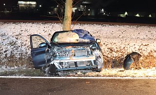 Mit schweren Beschädigungen mussten beide beteiligten Unfallfahrzeuge von der B7 bei Warburg abgeschleppt werden. - Polizei Höxter Mit schweren Beschädigungen mussten beide beteiligten Unfallfahrzeuge von der B7 bei Warburg abgeschleppt werden. - Polizei Höxter