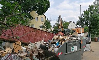Fast das gesamte Hab und Gut des Rheinbacher Schützen-Vereins wurde vom Hochwasser zerstört. - Schützenbruderschaft Rheinbach Fast das gesamte Hab und Gut des Rheinbacher Schützen-Vereins wurde vom Hochwasser zerstört. - Schützenbruderschaft Rheinbach