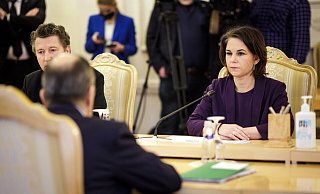 Außenministerin Annalena Baerbock trifft Sergej Lawrow (vorn), seit knapp 18 Jahren russischer Chefdiplomat und am längsten amtierender Außenminister in Europa. - picture alliance / photothek Außenministerin Annalena Baerbock trifft Sergej Lawrow (vorn), seit knapp 18 Jahren russischer Chefdiplomat und am längsten amtierender Außenminister in Europa. - picture alliance / photothek
