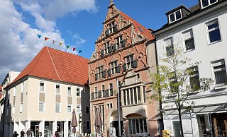 Die Suite 1560: Das Wulferthaus ist eines der schönsten und historisch wichtigsten Gebäude Herfords. In der früheren Apotheke ist die Dependance des Geschäfts. - Frank-Michael Kiel-Steinkamp Die Suite 1560: Das Wulferthaus ist eines der schönsten und historisch wichtigsten Gebäude Herfords. In der früheren Apotheke ist die Dependance des Geschäfts. - Frank-Michael Kiel-Steinkamp