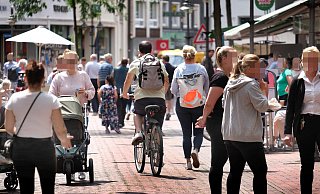 Das Fahrradfahren in der Gütersloher Innenstadt ist in manchen Bereichen untersagt. Wer trotzdem durch die Zonen radelt, muss mit Verwarngeldern von bis zu 40 Euro rechnen. - Andreas Frücht Das Fahrradfahren in der Gütersloher Innenstadt ist in manchen Bereichen untersagt. Wer trotzdem durch die Zonen radelt, muss mit Verwarngeldern von bis zu 40 Euro rechnen. - Andreas Frücht