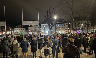 Rund 250 Teilnehmer hat die Polizei bei der Abschlusskundgebung der "Spaziergänger" vor dem Rathaus in Bad Driburg gezählt. - Ralf Mischer Rund 250 Teilnehmer hat die Polizei bei der Abschlusskundgebung der "Spaziergänger" vor dem Rathaus in Bad Driburg gezählt. - Ralf Mischer