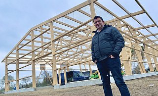 Stefan Stamm führt den Delbrücker Holzbaubetrieb in dritter Generation. Er übernahm vor zehn Jahren. Die neue Halle entsteht dort, wo Ende Juni ein Feuer die alte Firma komplett vernichtete. - Jens Reddeker Stefan Stamm führt den Delbrücker Holzbaubetrieb in dritter Generation. Er übernahm vor zehn Jahren. Die neue Halle entsteht dort, wo Ende Juni ein Feuer die alte Firma komplett vernichtete. - Jens Reddeker