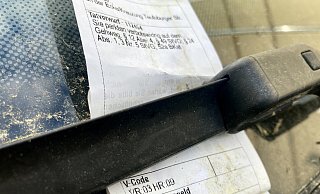 Für Verstöße werden schnell 55 Euro fällig - wenn etwa mit einem Reifen auf dem Gehweg geparkt wurde. - Jens Reichenbach Für Verstöße werden schnell 55 Euro fällig - wenn etwa mit einem Reifen auf dem Gehweg geparkt wurde. - Jens Reichenbach