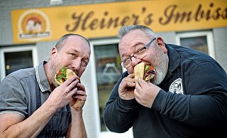 Lars Reddemann (Numa) und Heiner Meierewert (Heiners Imbiss) beißen gerne rein – und duellieren sich rund um das Thema Fleisch. - Barbara Franke Lars Reddemann (Numa) und Heiner Meierewert (Heiners Imbiss) beißen gerne rein – und duellieren sich rund um das Thema Fleisch. - Barbara Franke