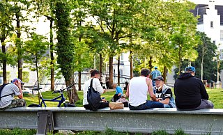 Nicht alles an der Tüte ist immer sofort gefährlich - viele der hier lebenden Menschen leben einfach nur am Rand der Gesellschaft. - Barbara Franke Nicht alles an der Tüte ist immer sofort gefährlich - viele der hier lebenden Menschen leben einfach nur am Rand der Gesellschaft. - Barbara Franke