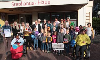 Landrat Christoph Rüther (Mitte) hat den Heimatpreis 2023 des Kreises Paderborn an „Die Bühnenadler“ mit der Theaterpädagogin Gisela Schelhasse (4. v. l.), an Gaby Kloppenburg und Marita Schäfers (r. neben Rüther) aus Fürstenberg und an den Förderverein zur Betreuung der Grundschüler Siddinghausen/Weine übergeben. - Uwe Müller Landrat Christoph Rüther (Mitte) hat den Heimatpreis 2023 des Kreises Paderborn an „Die Bühnenadler“ mit der Theaterpädagogin Gisela Schelhasse (4. v. l.), an Gaby Kloppenburg und Marita Schäfers (r. neben Rüther) aus Fürstenberg und an den Förderverein zur Betreuung der Grundschüler Siddinghausen/Weine übergeben. - Uwe Müller
