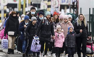 Bilder wie dieses von der ukrainischen Grenze lassen erahnen, dass bald noch mehr Geflüchtete in Bielefeld ankommen werden - vor allem Frauen und Kinder. - imago images/NurPhoto Bilder wie dieses von der ukrainischen Grenze lassen erahnen, dass bald noch mehr Geflüchtete in Bielefeld ankommen werden - vor allem Frauen und Kinder. - imago images/NurPhoto
