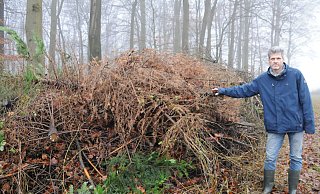 Beim Anblick dieses Haufens abgestorbener Weihnachtsbäume vom vergangenen Jahr wird Thomas Mammel heute noch traurig. Ein Kunde hatte sie bestellt, aber nicht abgeholt - Anja Hanneforth Beim Anblick dieses Haufens abgestorbener Weihnachtsbäume vom vergangenen Jahr wird Thomas Mammel heute noch traurig. Ein Kunde hatte sie bestellt, aber nicht abgeholt - Anja Hanneforth