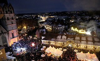 Der Weihnachtsmann flog in seinem Rentierschlitten hoch über den Menschen auf dem Rathausplatz. Das Event war beliebt, auch wenn das Wetter nicht immer perfekt war. - Frank-Michael Kiel-Steinkamp Der Weihnachtsmann flog in seinem Rentierschlitten hoch über den Menschen auf dem Rathausplatz. Das Event war beliebt, auch wenn das Wetter nicht immer perfekt war. - Frank-Michael Kiel-Steinkamp