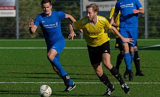 Derby an Spieltag 1: Michel Dennin (l.) gastiert mit dem TuS 08 Senne I bei Jannis Bölt und dem VfR Wellensiek. - Foto: Andreas Zobe/NW Derby an Spieltag 1: Michel Dennin (l.) gastiert mit dem TuS 08 Senne I bei Jannis Bölt und dem VfR Wellensiek. - Foto: Andreas Zobe/NW