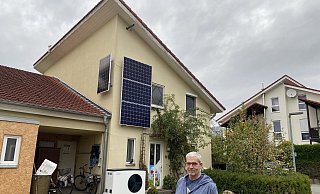 Guntram Sauermann vor seinem Haus, das er zu 70 Prozent mit eigenem Strom versorgt. - Dirk Windmöller Guntram Sauermann vor seinem Haus, das er zu 70 Prozent mit eigenem Strom versorgt. - Dirk Windmöller