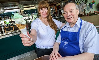 Renzo und Meike Dal Mas sind mit ihrem Eiscafé Dolomiti seit 1982 im Bielefelder Westen zuhause. - Sarah Jonek Renzo und Meike Dal Mas sind mit ihrem Eiscafé Dolomiti seit 1982 im Bielefelder Westen zuhause. - Sarah Jonek