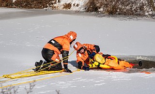 Dank eisiger Temperaturen konnte die Bielefelder Berufsfeuerwehr jetzt die Eisrettung auf dem zugefrorenen Obersee trainieren. Diese Szene stammt allerdings aus dem Jahr 2021. - Felix Boche Dank eisiger Temperaturen konnte die Bielefelder Berufsfeuerwehr jetzt die Eisrettung auf dem zugefrorenen Obersee trainieren. Diese Szene stammt allerdings aus dem Jahr 2021. - Felix Boche