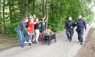 La-Ola-Welle für die Polizei: Die neun jungen Leute sind beim Vatertagsgeschehen am Hücker Moor die einzigen, die für Stimmung sorgen. Die Beamten nehmen's mit ganz viel Humor. - Andreas Sundermeier La-Ola-Welle für die Polizei: Die neun jungen Leute sind beim Vatertagsgeschehen am Hücker Moor die einzigen, die für Stimmung sorgen. Die Beamten nehmen's mit ganz viel Humor. - Andreas Sundermeier