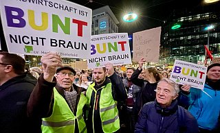 Diese Landwirte haben bei der Bielefelder Demo im Januar mit Plakaten Stellung bezogen. - lahr Diese Landwirte haben bei der Bielefelder Demo im Januar mit Plakaten Stellung bezogen. - lahr