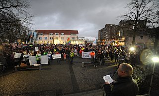 Auch Espelkamps Bürgermeister Henning Vieker freute sich über die große Zahl an Menschen, die für Toleranz und Demokratie auf die Straße gingen. - Joern Spreen-Ledebur Auch Espelkamps Bürgermeister Henning Vieker freute sich über die große Zahl an Menschen, die für Toleranz und Demokratie auf die Straße gingen. - Joern Spreen-Ledebur