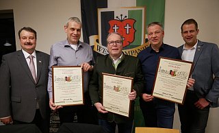 Hauptmann Christoph Klare (l.) und Oberleutnant Benedikt Hildmann (r.) gratulieren Martin Gemke (v. l.), Uwe Kilian und Thomas Thiele für ihre ehrenvollen Beförderungen. - Klaus Karenfeld Hauptmann Christoph Klare (l.) und Oberleutnant Benedikt Hildmann (r.) gratulieren Martin Gemke (v. l.), Uwe Kilian und Thomas Thiele für ihre ehrenvollen Beförderungen. - Klaus Karenfeld