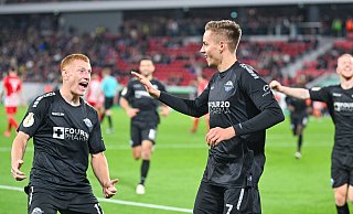 Beim Paderborner Pokalcoup in Freiburg konnte Laurin Curda (l.) zusammen mit dem Torschützen Filip Bilbija ausgelassen über den 3:0-Treffer jubeln. Beim Achtelfinale in Leverkusen muss der SCP-Neuzugang dagegen zuschauen. - picture alliance Beim Paderborner Pokalcoup in Freiburg konnte Laurin Curda (l.) zusammen mit dem Torschützen Filip Bilbija ausgelassen über den 3:0-Treffer jubeln. Beim Achtelfinale in Leverkusen muss der SCP-Neuzugang dagegen zuschauen. - picture alliance