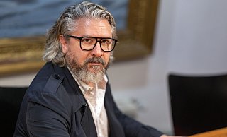 Kündigt das Familienstück an: Schauspieldirektor Dariusch Yazdkhasti. - Oliver Krato Kündigt das Familienstück an: Schauspieldirektor Dariusch Yazdkhasti. - Oliver Krato