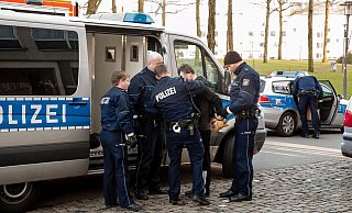 Der mutmaßliche Täter konnte am Freitagabend noch in Tatortnähe festgenommen werden. - Symbolfoto: Christian Mathiesen Der mutmaßliche Täter konnte am Freitagabend noch in Tatortnähe festgenommen werden. - Symbolfoto: Christian Mathiesen