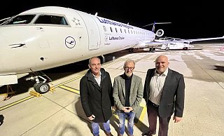 Eine Lufthansa-Maschine nach München hebt seit dem 30. Oktober wieder morgens um 7 Uhr von Paderborn/Lippstadt ab. Die Unternehmer Andreas Stein und Roland Damann (v. l.) sind froh darüber. Das freut auch Airport-Geschäftsführer Roland Hüser. - Jens Reddeker Eine Lufthansa-Maschine nach München hebt seit dem 30. Oktober wieder morgens um 7 Uhr von Paderborn/Lippstadt ab. Die Unternehmer Andreas Stein und Roland Damann (v. l.) sind froh darüber. Das freut auch Airport-Geschäftsführer Roland Hüser. - Jens Reddeker