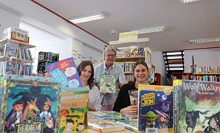 Elena Strehle (v. l.), Brigitte Förster und Meike Lohmeier freuen sich auf zahlreiche Teilnehmer beim Sommerleseclub. Dafür sind neue Medien mit interessanten Themen angeschafft worden. - Judith Gladow Elena Strehle (v. l.), Brigitte Förster und Meike Lohmeier freuen sich auf zahlreiche Teilnehmer beim Sommerleseclub. Dafür sind neue Medien mit interessanten Themen angeschafft worden. - Judith Gladow
