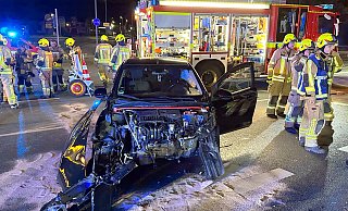 Der 23 Jahre alte Fahrer dieses Mazda 2 missachtete nach Auskunft der Polizei die Rotlicht zeigende Ampel an der Boker Straße und prallte auf der Kreuzung mit dem Skoda Octavia eines 35-Jährigen zusammen, der auf der Paderborner Straße (B 64) Richtung Paderborn fuhr. - Ralph Meyer Der 23 Jahre alte Fahrer dieses Mazda 2 missachtete nach Auskunft der Polizei die Rotlicht zeigende Ampel an der Boker Straße und prallte auf der Kreuzung mit dem Skoda Octavia eines 35-Jährigen zusammen, der auf der Paderborner Straße (B 64) Richtung Paderborn fuhr. - Ralph Meyer