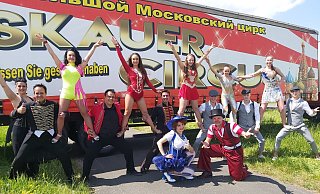Die Artisten des Moskauer Zirkus kommen aus zehn Nationen. - Janina Pietruschka Die Artisten des Moskauer Zirkus kommen aus zehn Nationen. - Janina Pietruschka