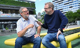 Ex-SPD-Ratsherr Georg Fortmeier im Gespärch mit "NW"-Redakteur Stefan Brams auf dem Kesselbrink. Im Hintergund links der Grüne Würfel und das Hochhaus H1. - BARBARA FRANKE Ex-SPD-Ratsherr Georg Fortmeier im Gespärch mit "NW"-Redakteur Stefan Brams auf dem Kesselbrink. Im Hintergund links der Grüne Würfel und das Hochhaus H1. - BARBARA FRANKE